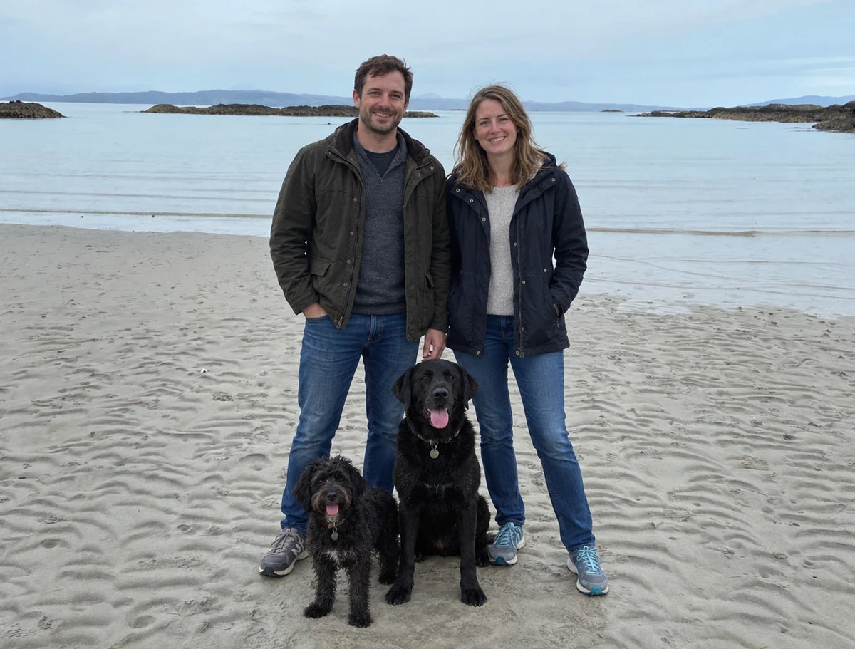 Founders Marco and Vera with their dogs Toto and Max on the beach